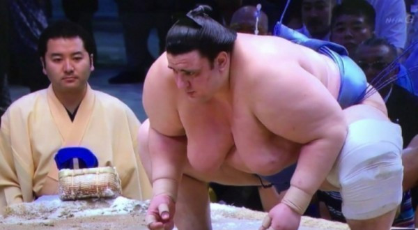 Аоияма започна с успех на Големия майски турнир по сумо