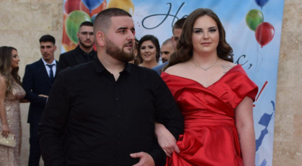 Сълзи от щастие след предложение за брак между абитуриенти в Асеновград